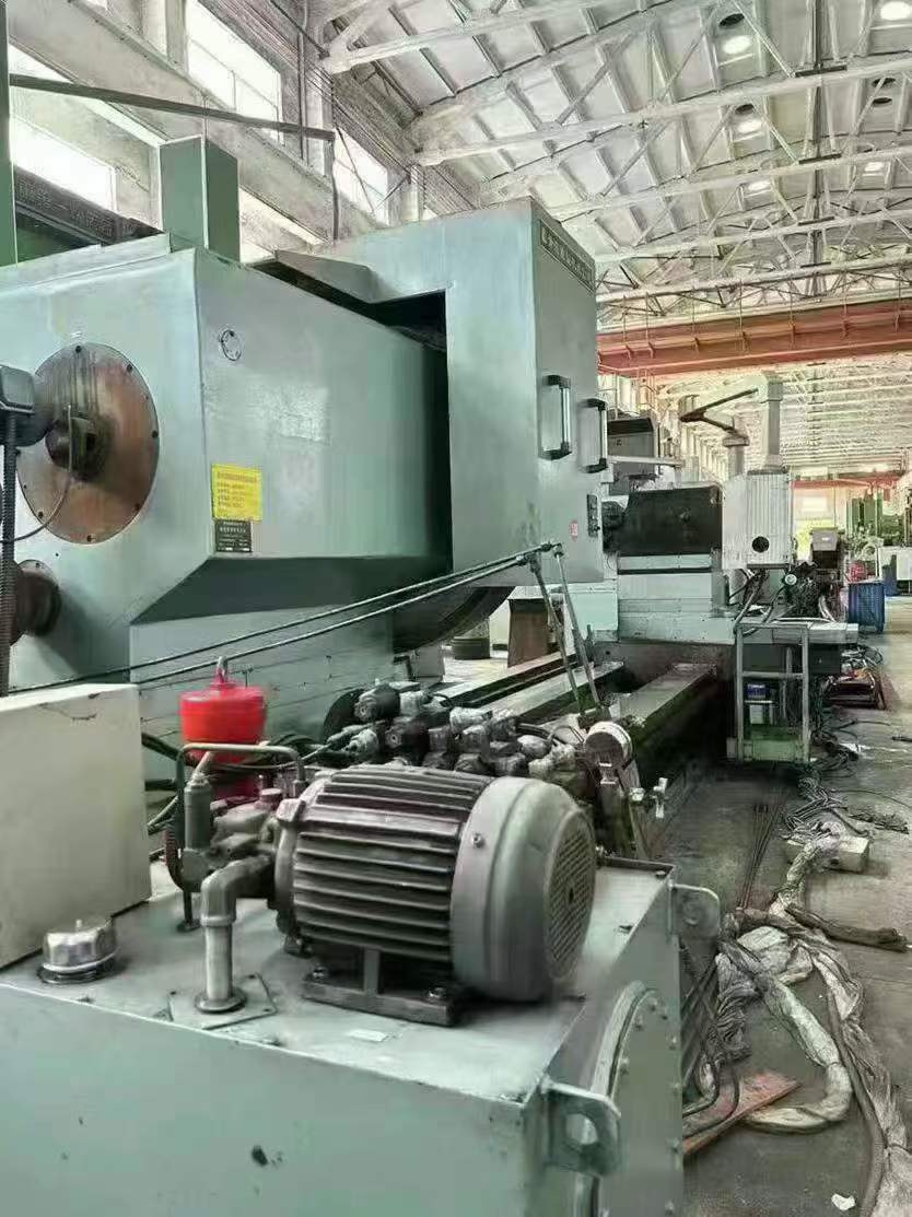 A CNC horizontal lathe with a green weight of 2X8 meters, a load capacity of 25 tons, Xiangang guide rails, and a Siemens 828 system.