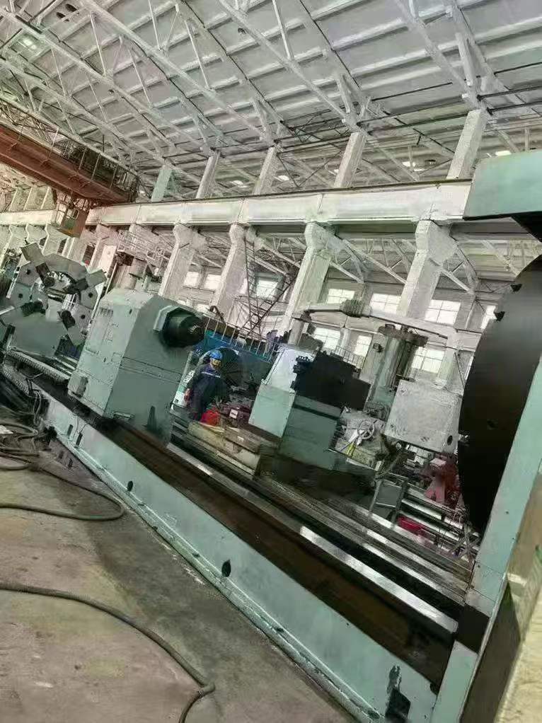 A CNC horizontal lathe with a green weight of 2X8 meters, a load capacity of 25 tons, Xiangang guide rails, and a Siemens 828 system.