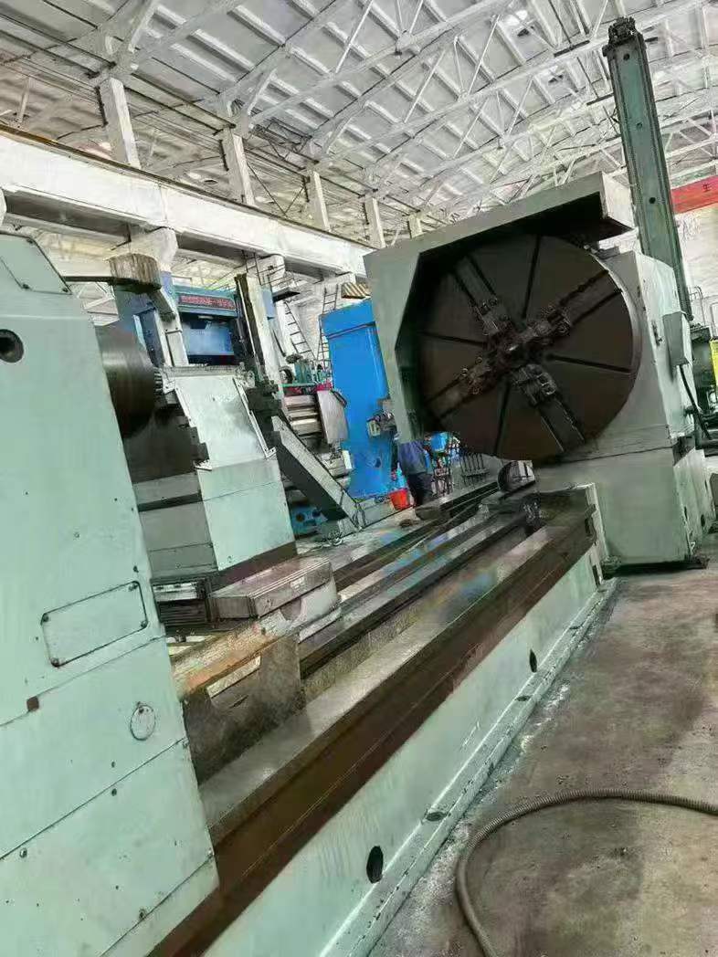A CNC horizontal lathe with a green weight of 2X8 meters, a load capacity of 25 tons, Xiangang guide rails, and a Siemens 828 system.