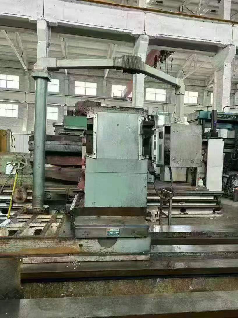 A CNC horizontal lathe with a green weight of 2X8 meters, a load capacity of 25 tons, Xiangang guide rails, and a Siemens 828 system.
