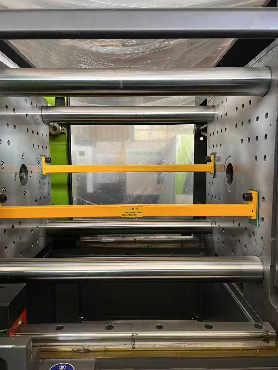 Yizumi 180, lower mold 560, screw rod 40. Yizumi 240, lower mold 630, screw diameter 60, brand new motor.