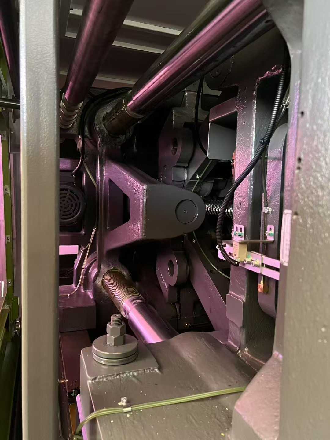 Yizumi 180, lower mold 560, screw rod 40. Yizumi 240, lower mold 630, screw diameter 60, brand new motor.