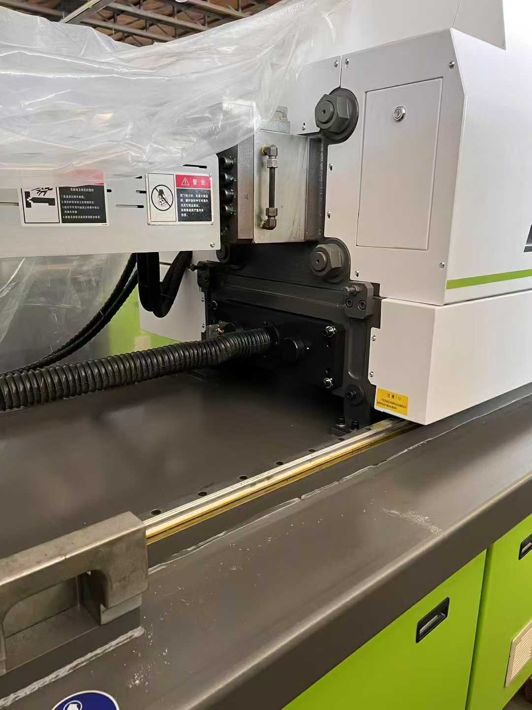 Yizumi 180, lower mold 560, screw rod 40. Yizumi 240, lower mold 630, screw diameter 60, brand new motor.