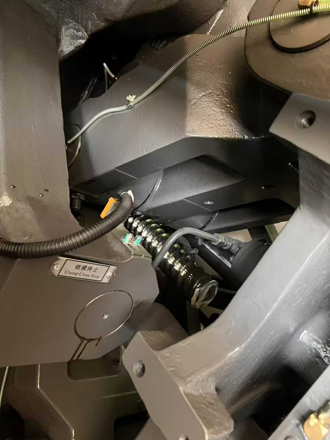 Yizumi 180, lower mold 560, screw rod 40. Yizumi 240, lower mold 630, screw diameter 60, brand new motor.