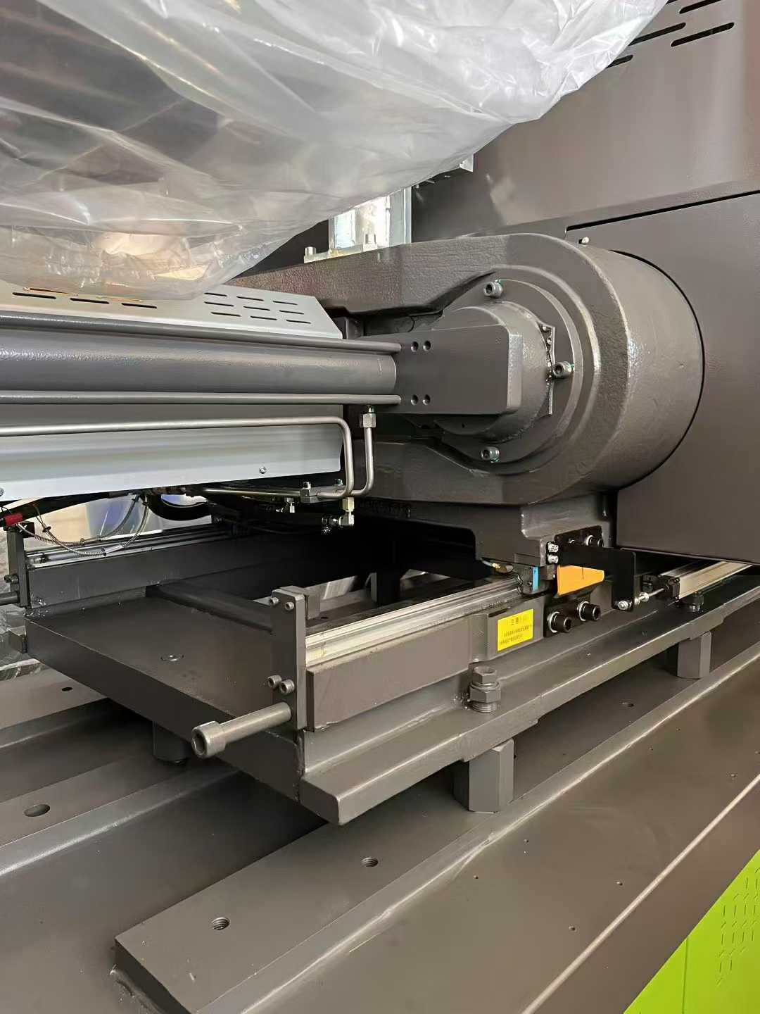 Yizumi 180, lower mold 560, screw rod 40. Yizumi 240, lower mold 630, screw diameter 60, brand new motor.