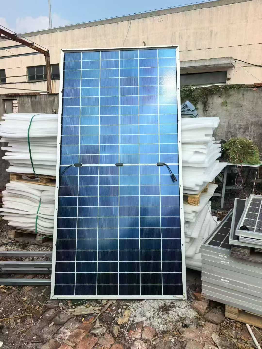 Longi 580-watt dual-glass, double-sided module, removable components, model: (LR5-72HGD-580M), dimensions: 2278.✕ 1134, remaining 700 pieces.