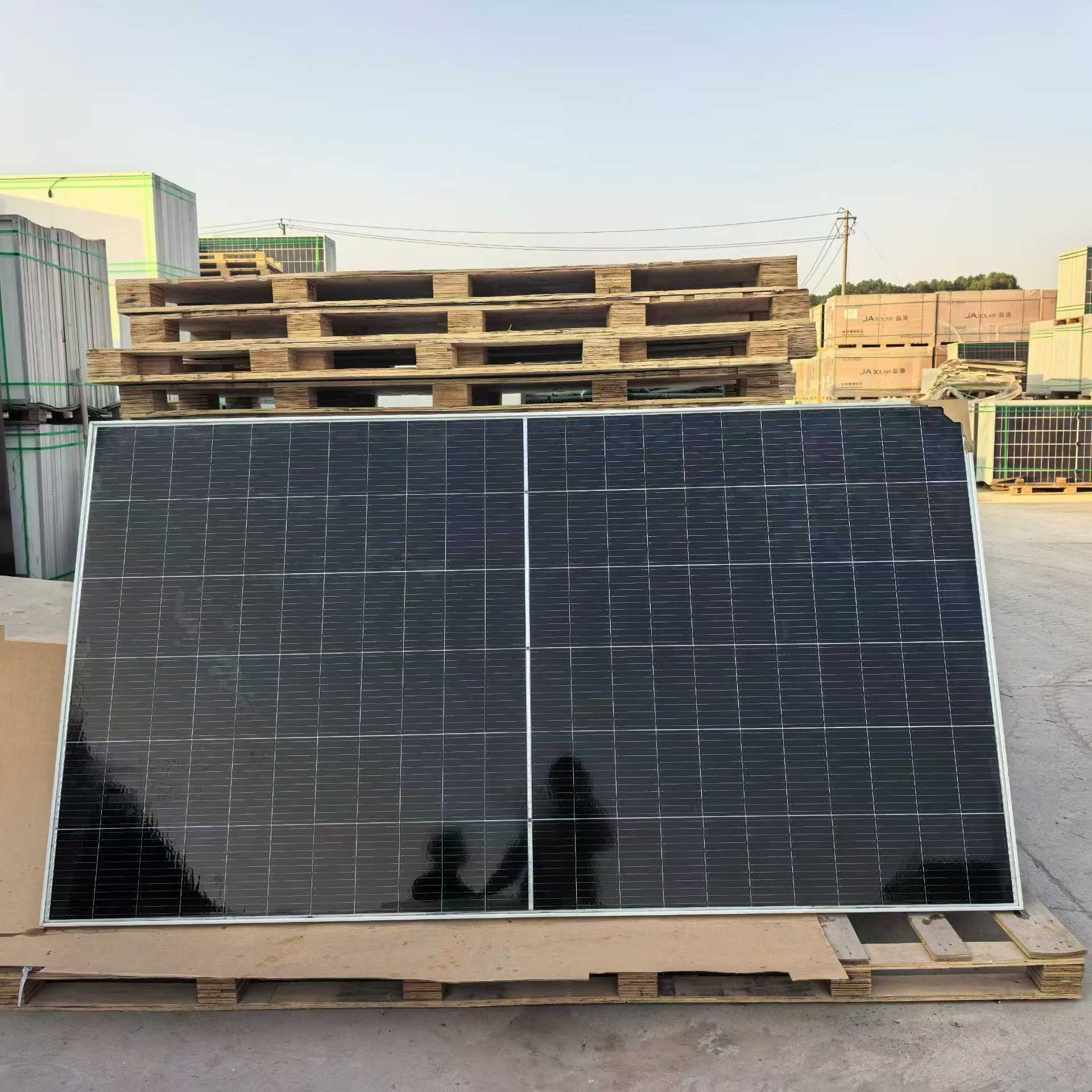 Dongsun Rise 660-watt double-glass modules, remaining stock from a brand-new project, arriving in large quantities.