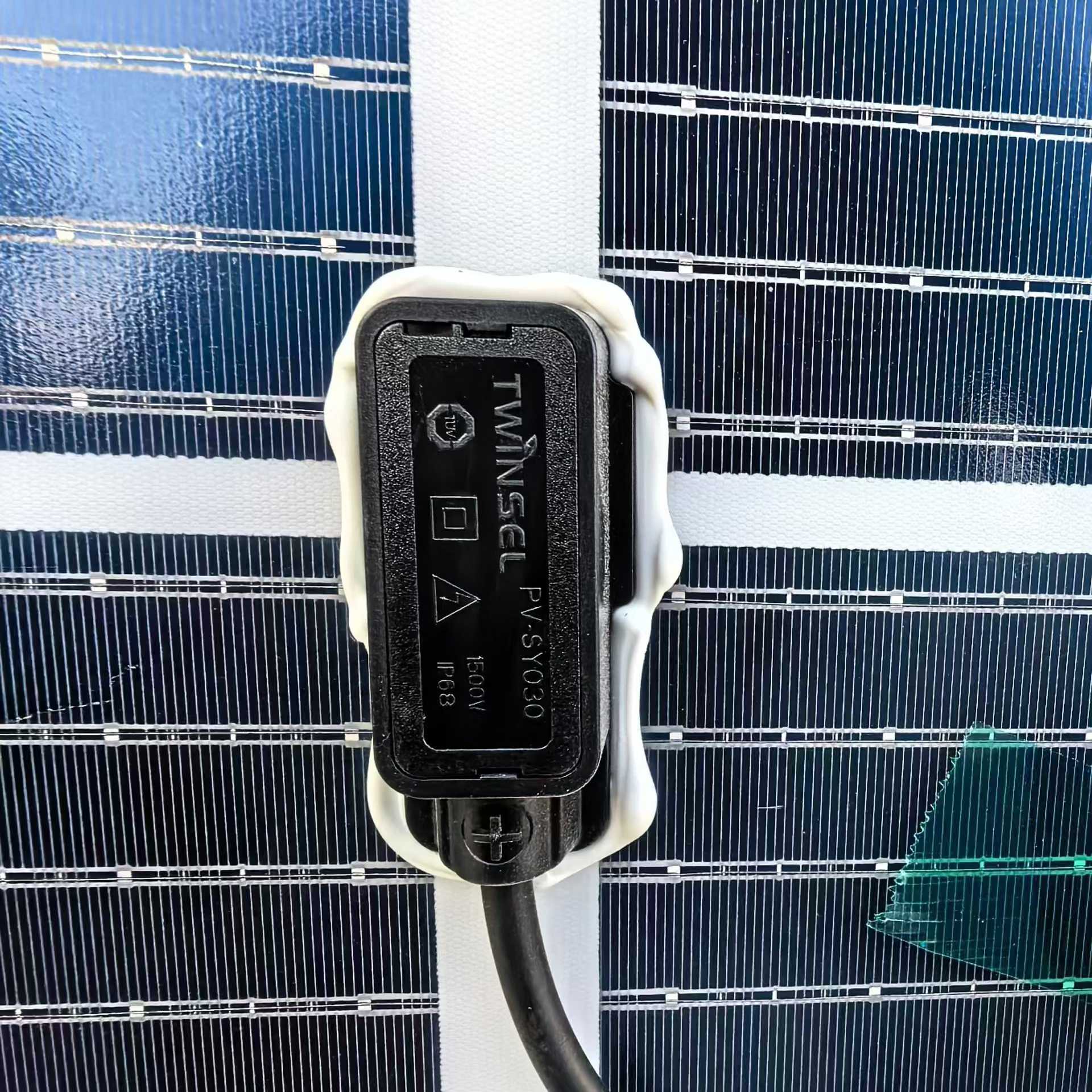 Dongsun Rise 660-watt double-glass modules, remaining stock from a brand-new project, arriving in large quantities.