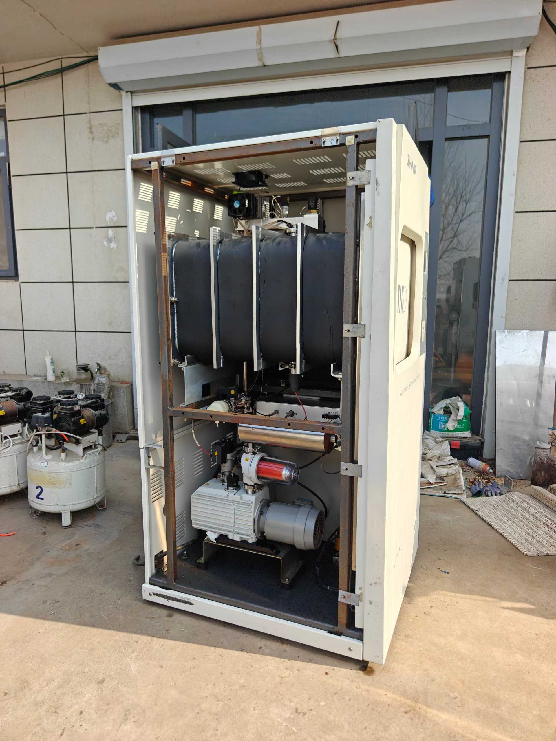 100-liter hydrogen peroxide low-temperature plasma sterilizer.