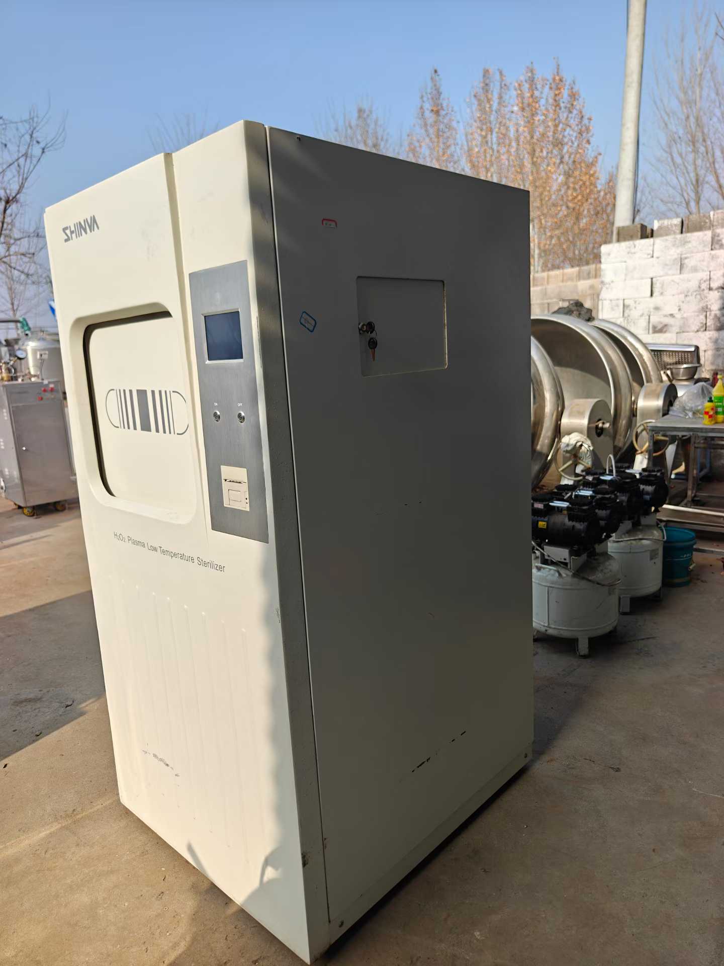 100-liter hydrogen peroxide low-temperature plasma sterilizer.