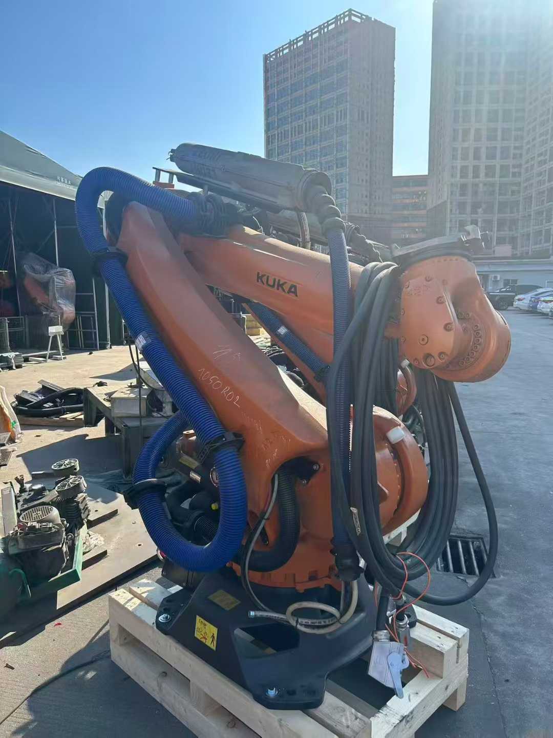 KUKA KR210R3100 C4 Load capacity: 210 kg; arm span: 3.1 meters.