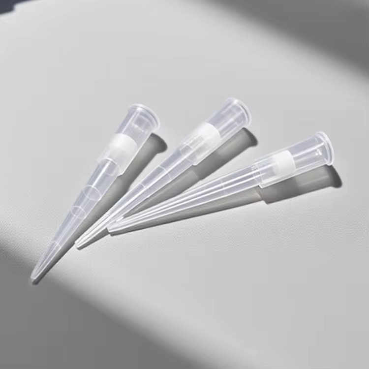 Automatic assembly machine for medical dropper tips and pipette nozzles and filters.