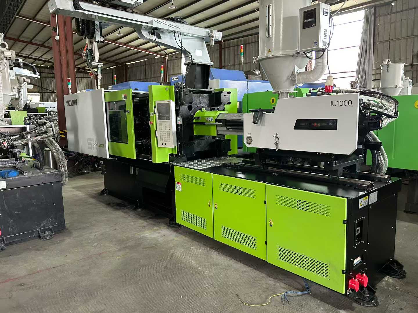 Yizumi SKIII260 series, nearly new condition, equipped with a 5-axis robotic arm, screw diameter 53, glue quantity 584 grams!