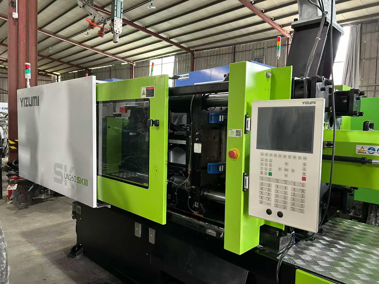 Yizumi SKIII260 series, nearly new condition, equipped with a 5-axis robotic arm, screw diameter 53, glue quantity 584 grams!