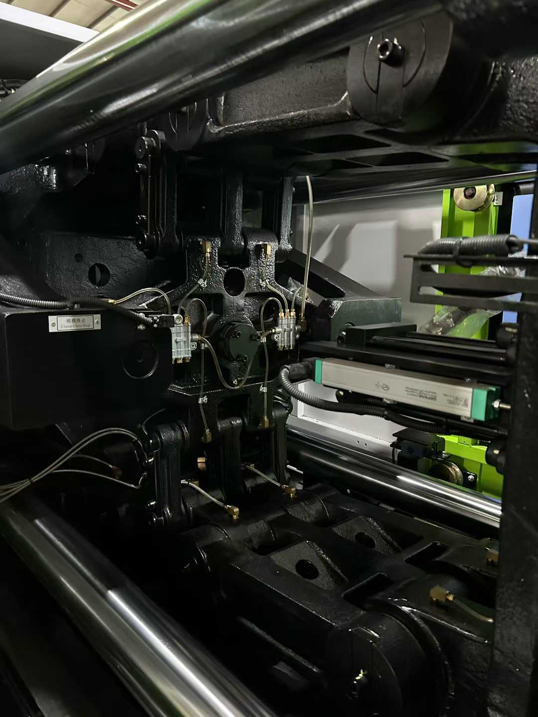 Yizumi SKIII260 series, nearly new condition, equipped with a 5-axis robotic arm, screw diameter 53, glue quantity 584 grams!