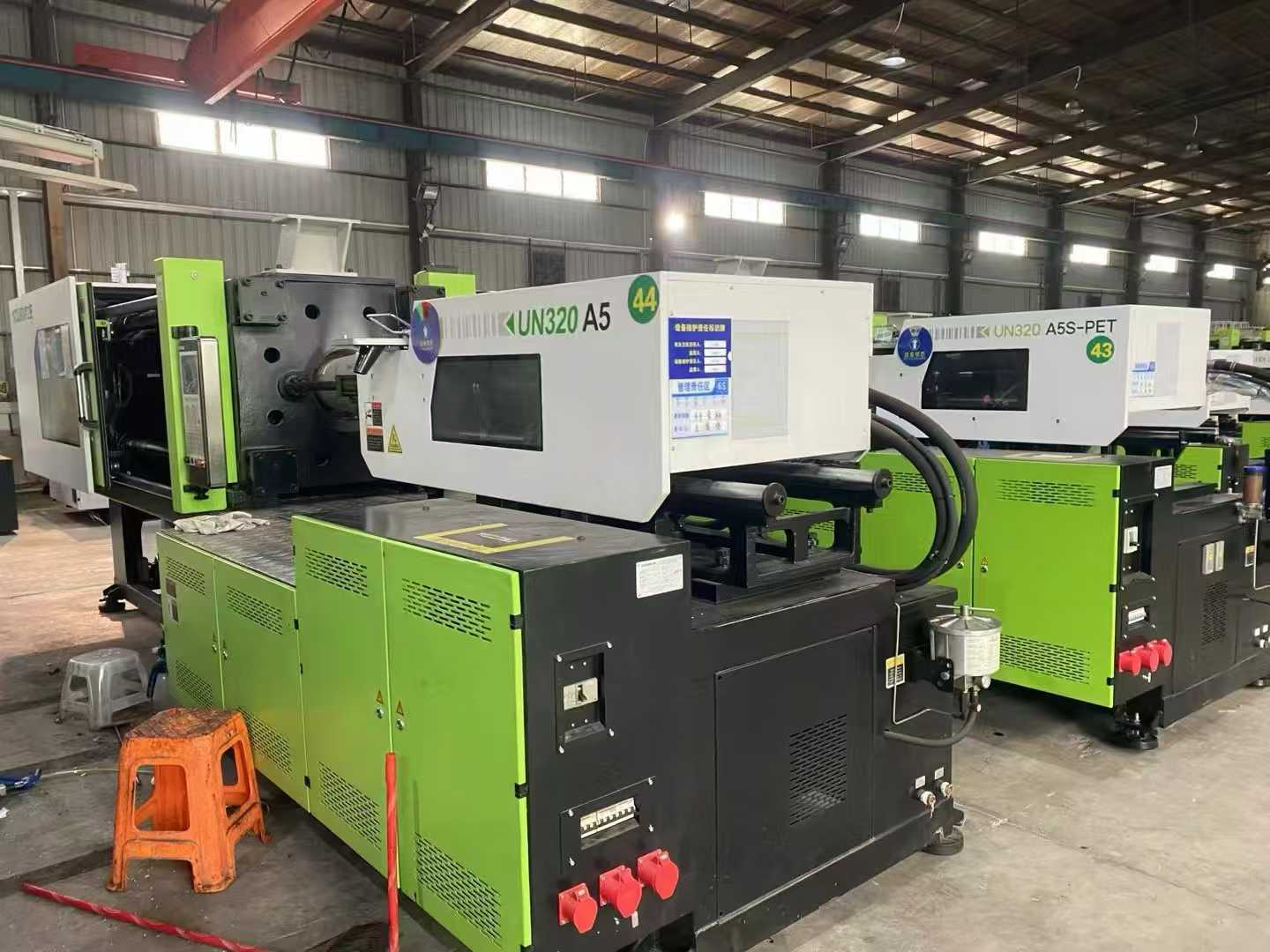 Yizumi 260+320 Multiple PET-specific injection molding machines.