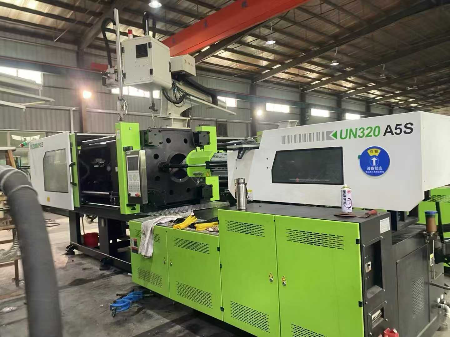 Yizumi 260+320 Multiple PET-specific injection molding machines.