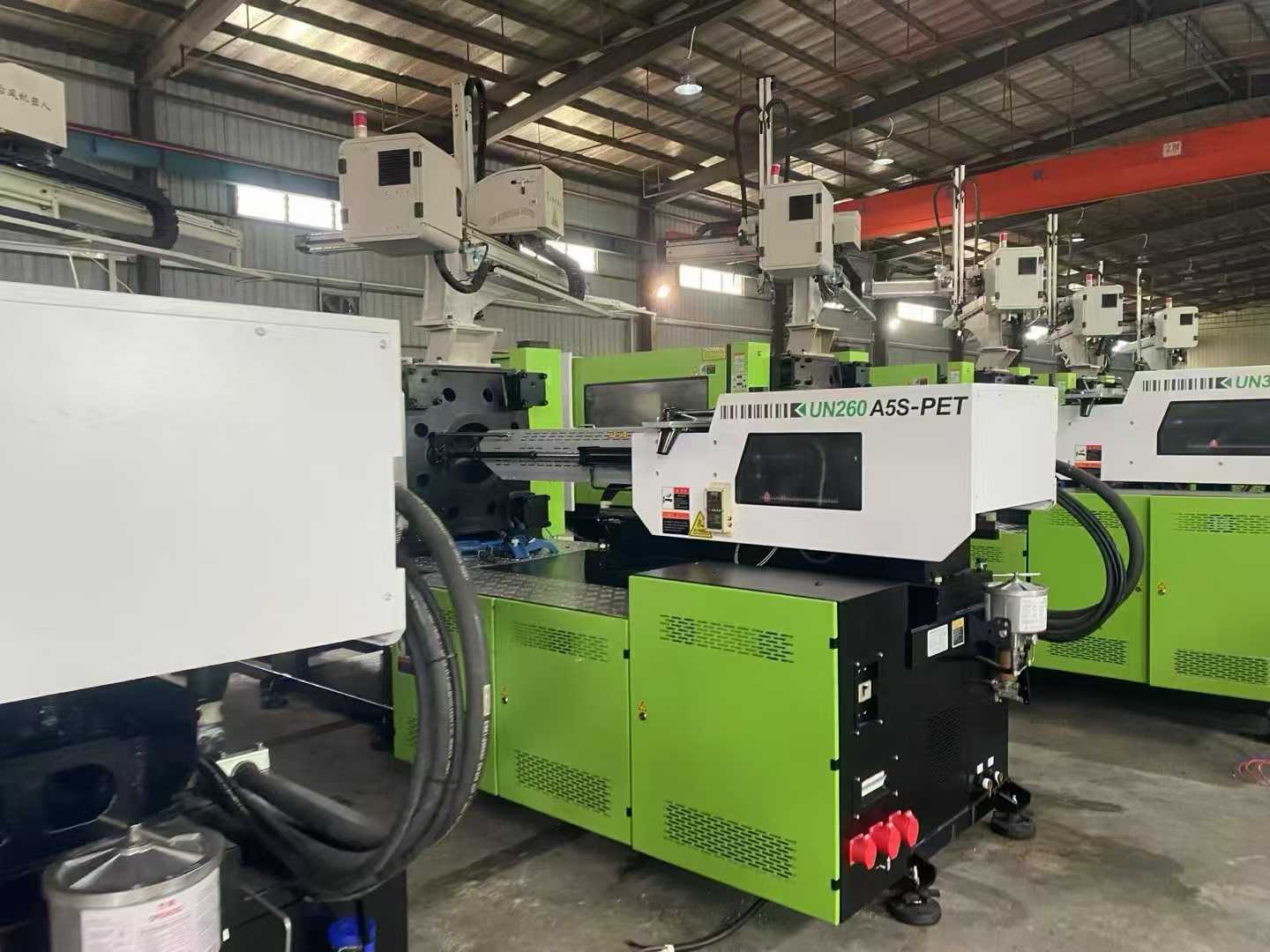 Yizumi 260+320 Multiple PET-specific injection molding machines.