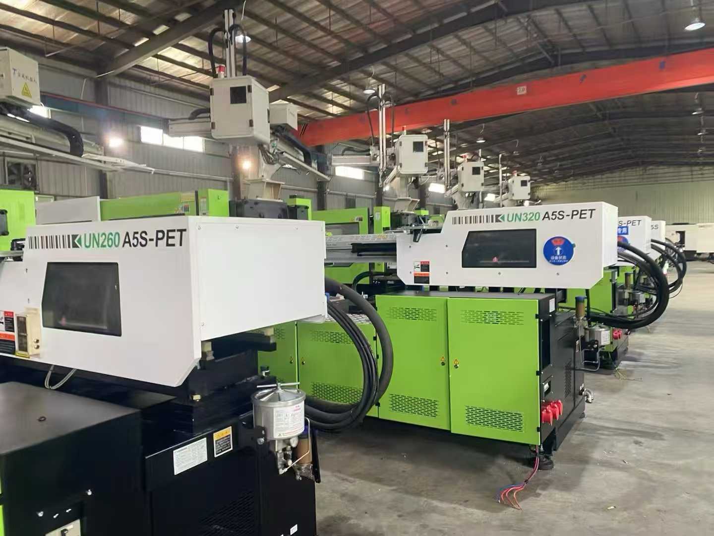Yizumi 260+320 Multiple PET-specific injection molding machines.