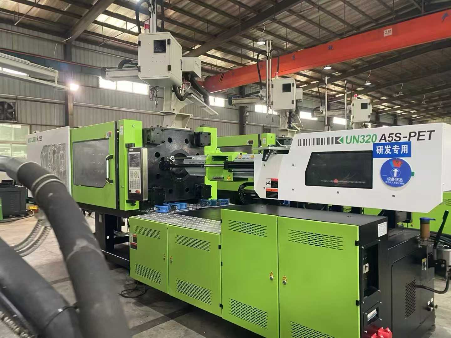 Yizumi 260+320 Multiple PET-specific injection molding machines.