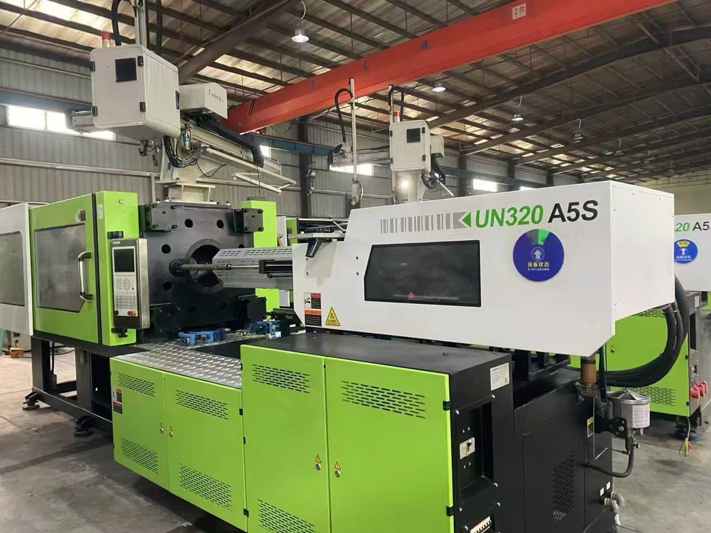 Yizumi 260+320 Multiple PET-specific injection molding machines.