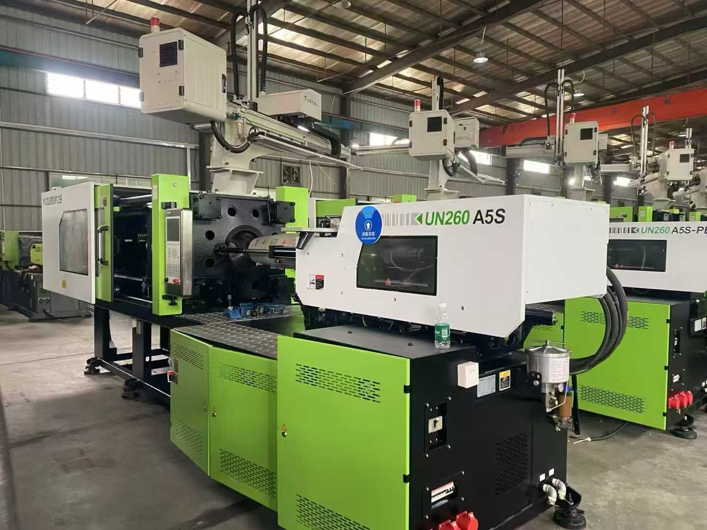 Yizumi 260+320 Multiple PET-specific injection molding machines.