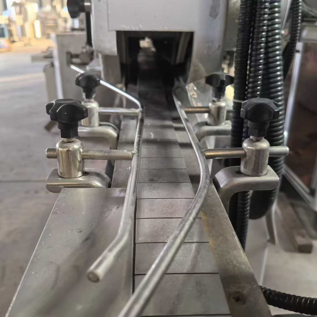 Taiwanese Long Wei Vacuum Sealing Machine.