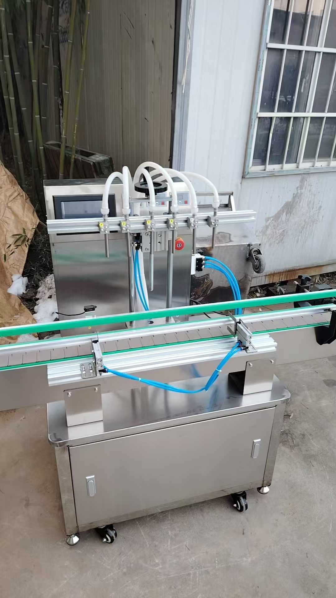 Various models of filling machines.