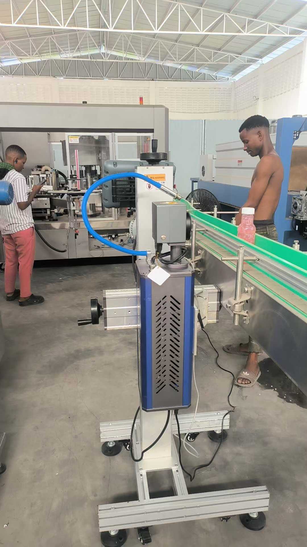 Various models of filling machines.