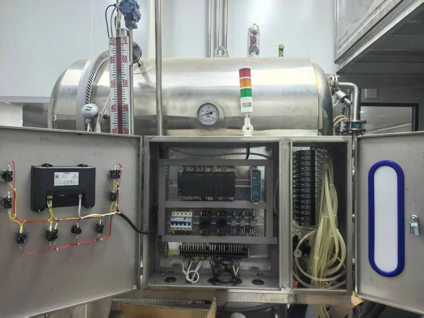 A brand-new, unused 24-year-old 0.54 automatic water bath spray sterilization cooker, with steam heating as the heating method.