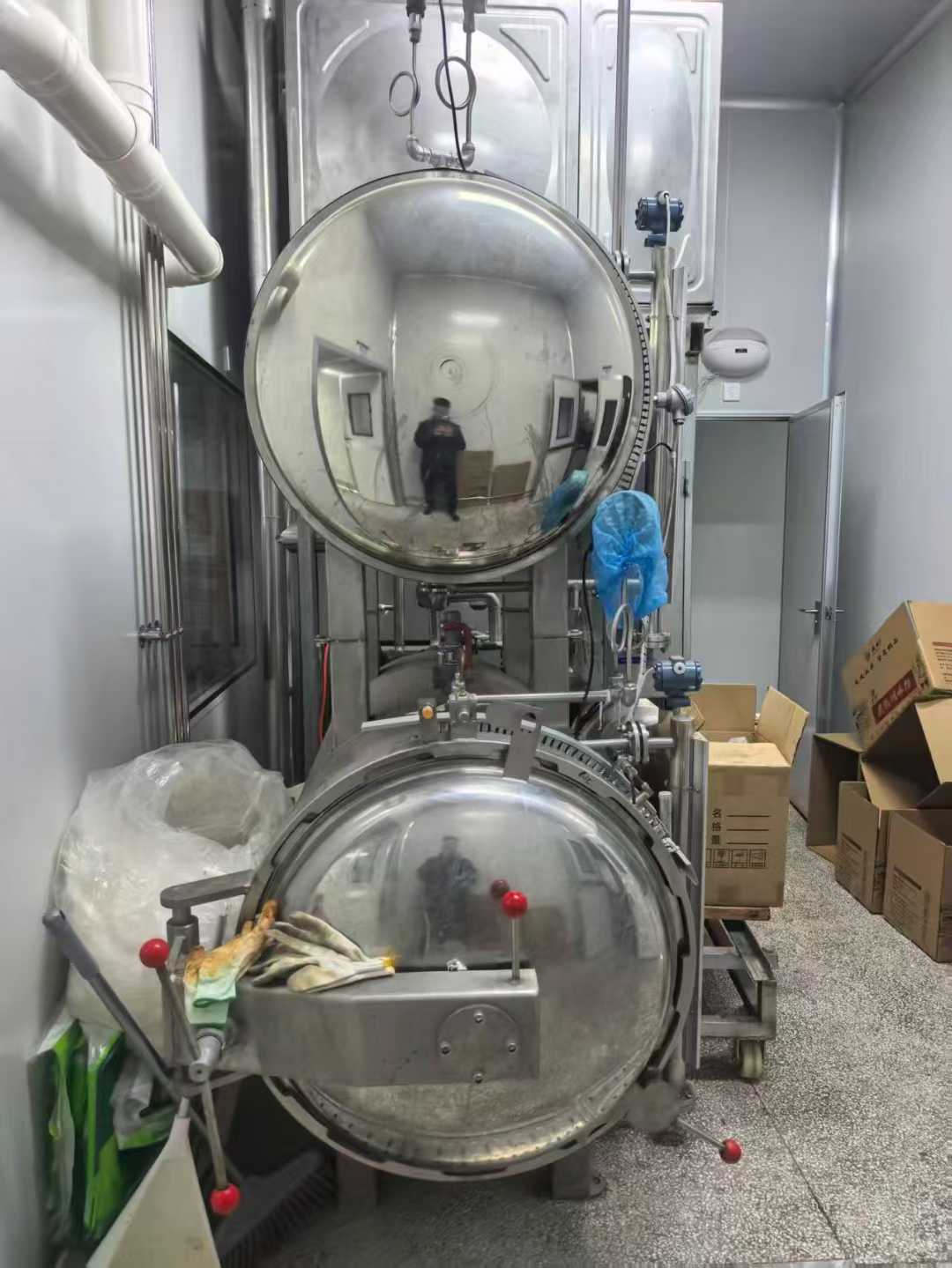 A brand-new, unused 24-year-old 0.54 automatic water bath spray sterilization cooker, with steam heating as the heating method.