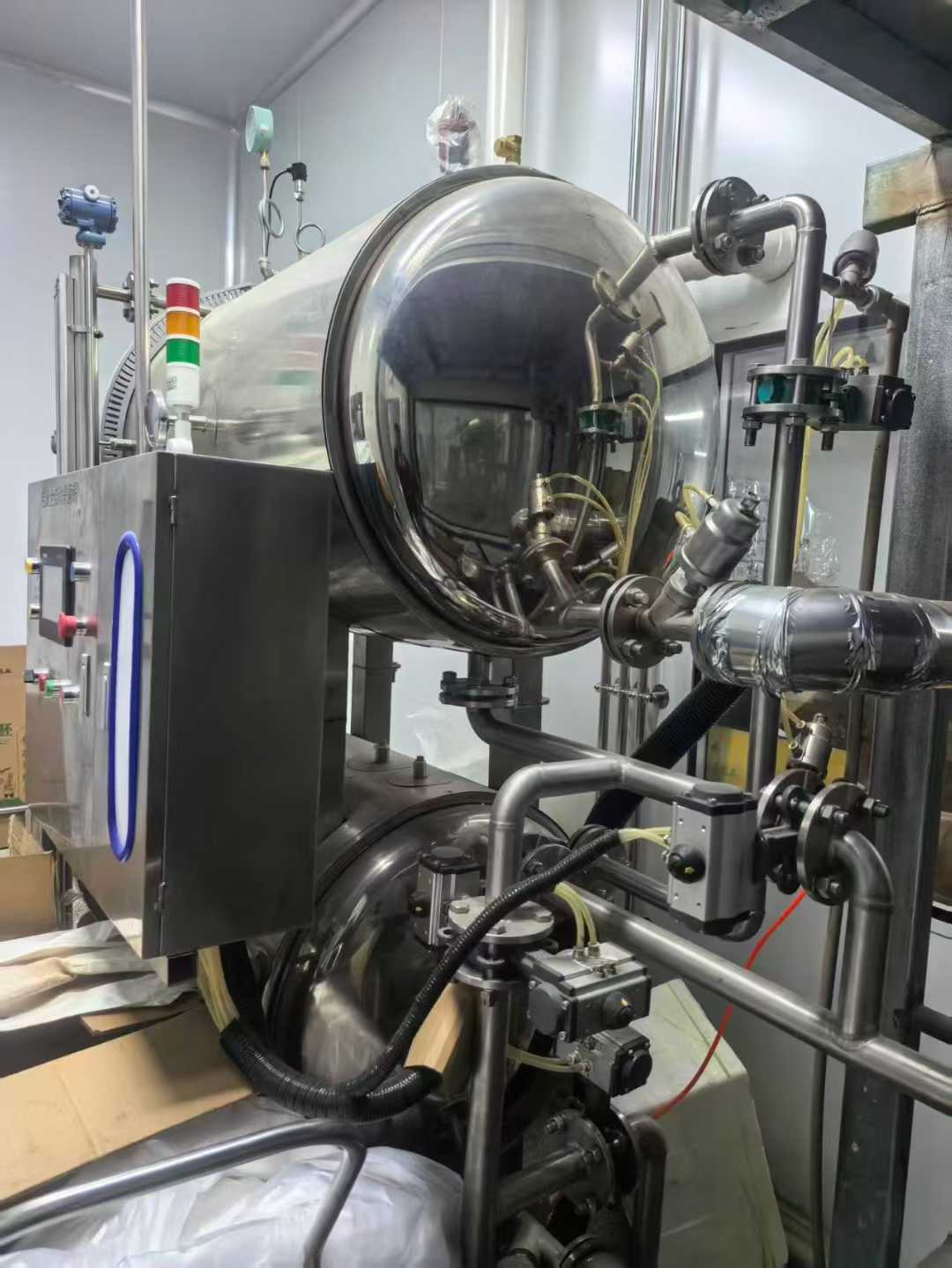 A brand-new, unused 24-year-old 0.54 automatic water bath spray sterilization cooker, with steam heating as the heating method.