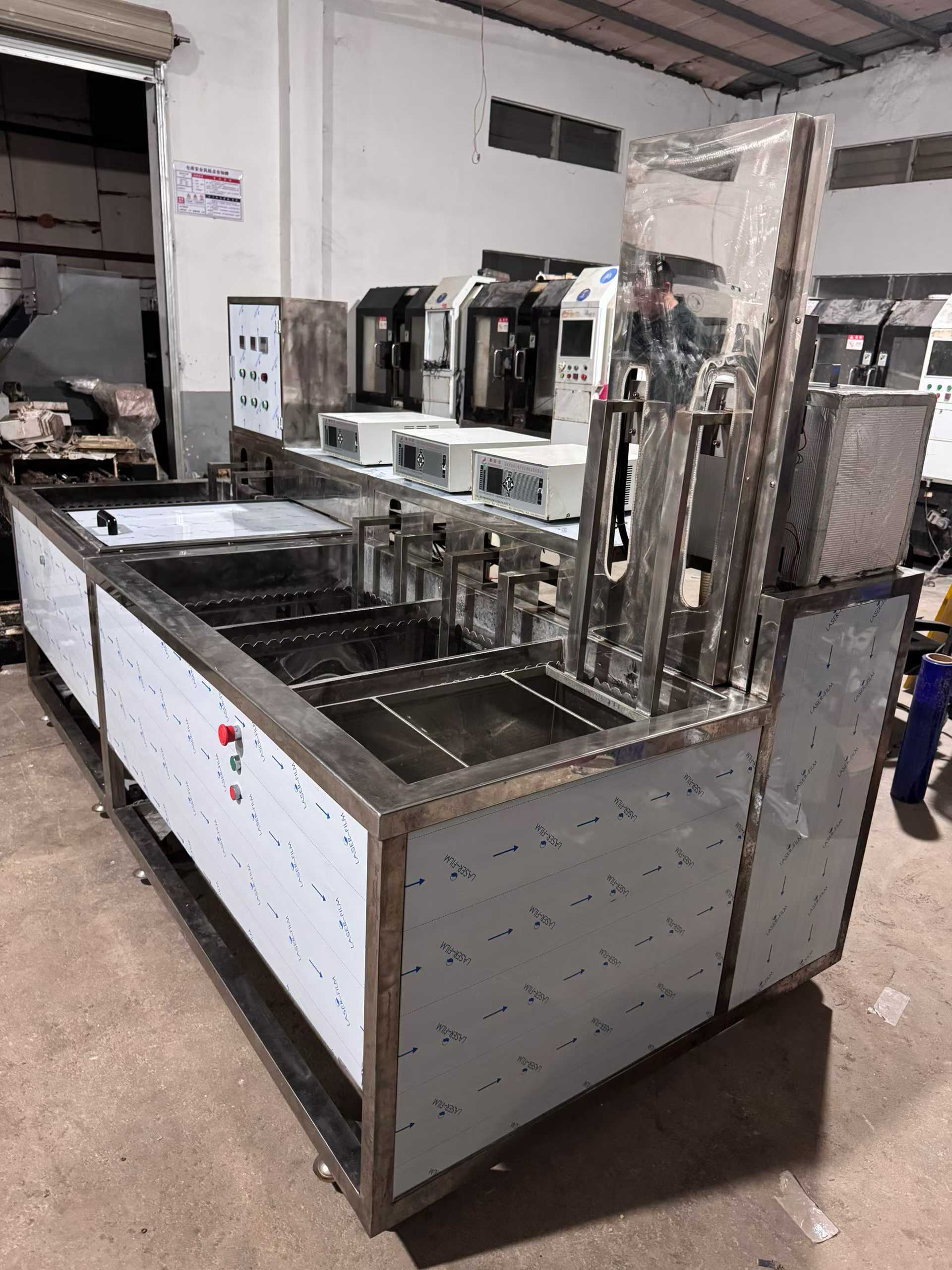 A five-tray parallel washing machine with recirculating water function, featuring dual racks, one tray for liquid storage, two trays for spraying, three and four trays for cleaning, and a fifth tray for slow pulling.