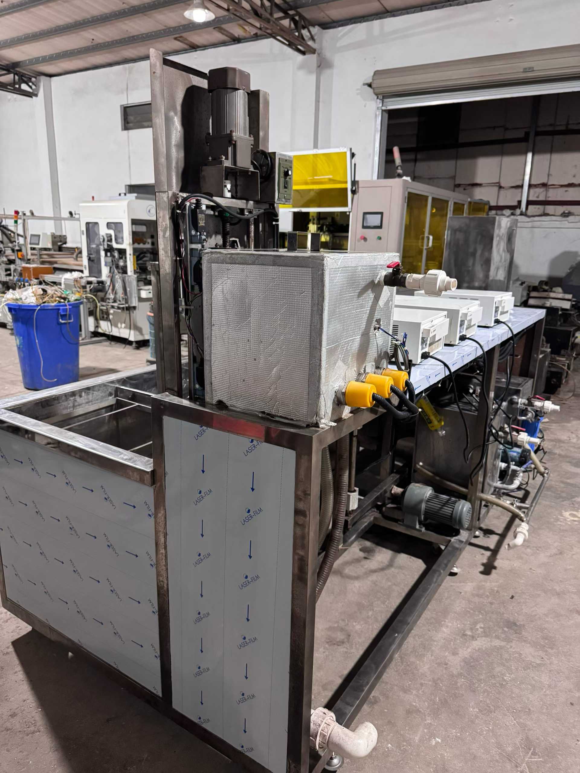 A five-tray parallel washing machine with recirculating water function, featuring dual racks, one tray for liquid storage, two trays for spraying, three and four trays for cleaning, and a fifth tray for slow pulling.