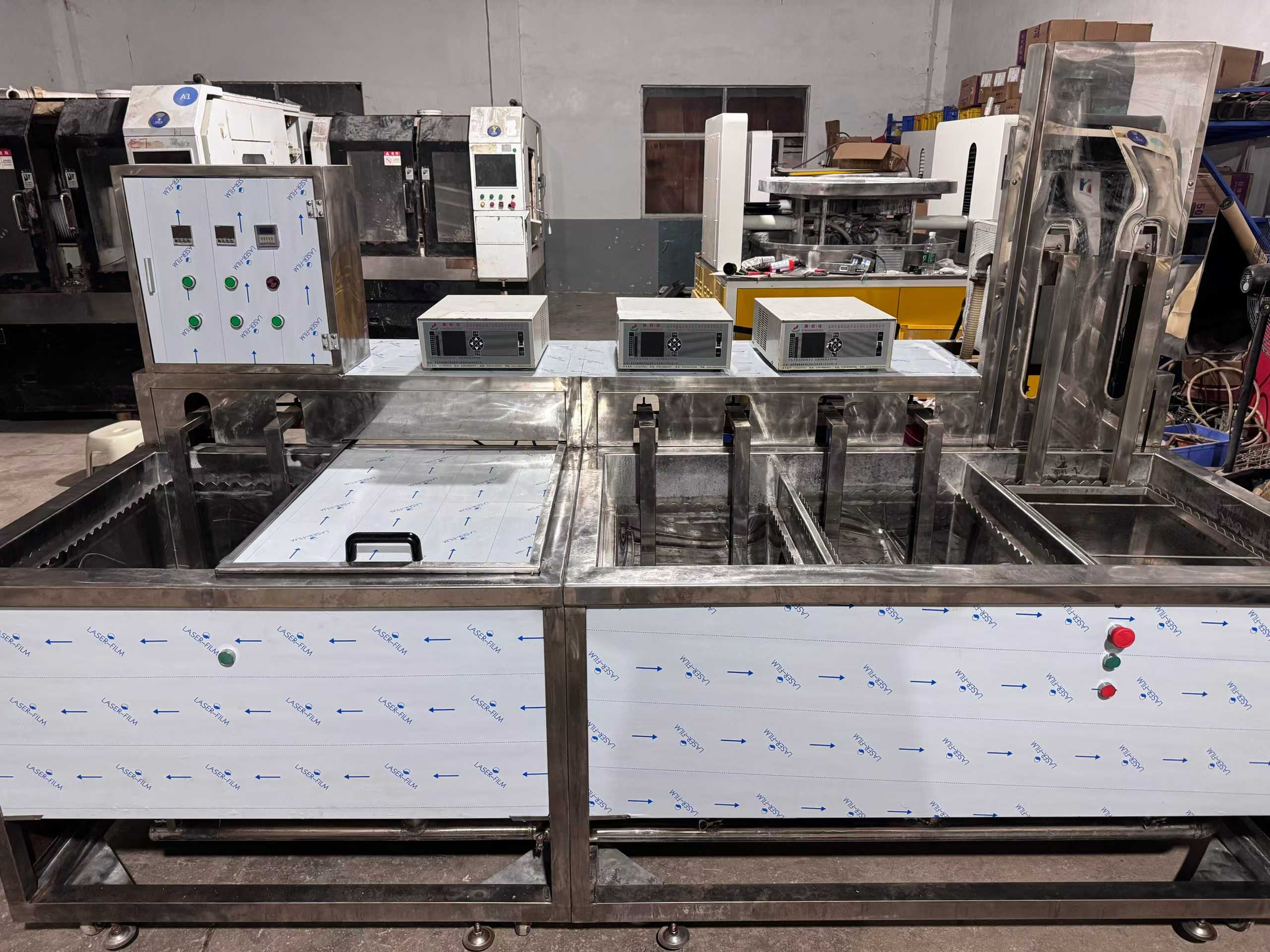 A five-tray parallel washing machine with recirculating water function, featuring dual racks, one tray for liquid storage, two trays for spraying, three and four trays for cleaning, and a fifth tray for slow pulling.