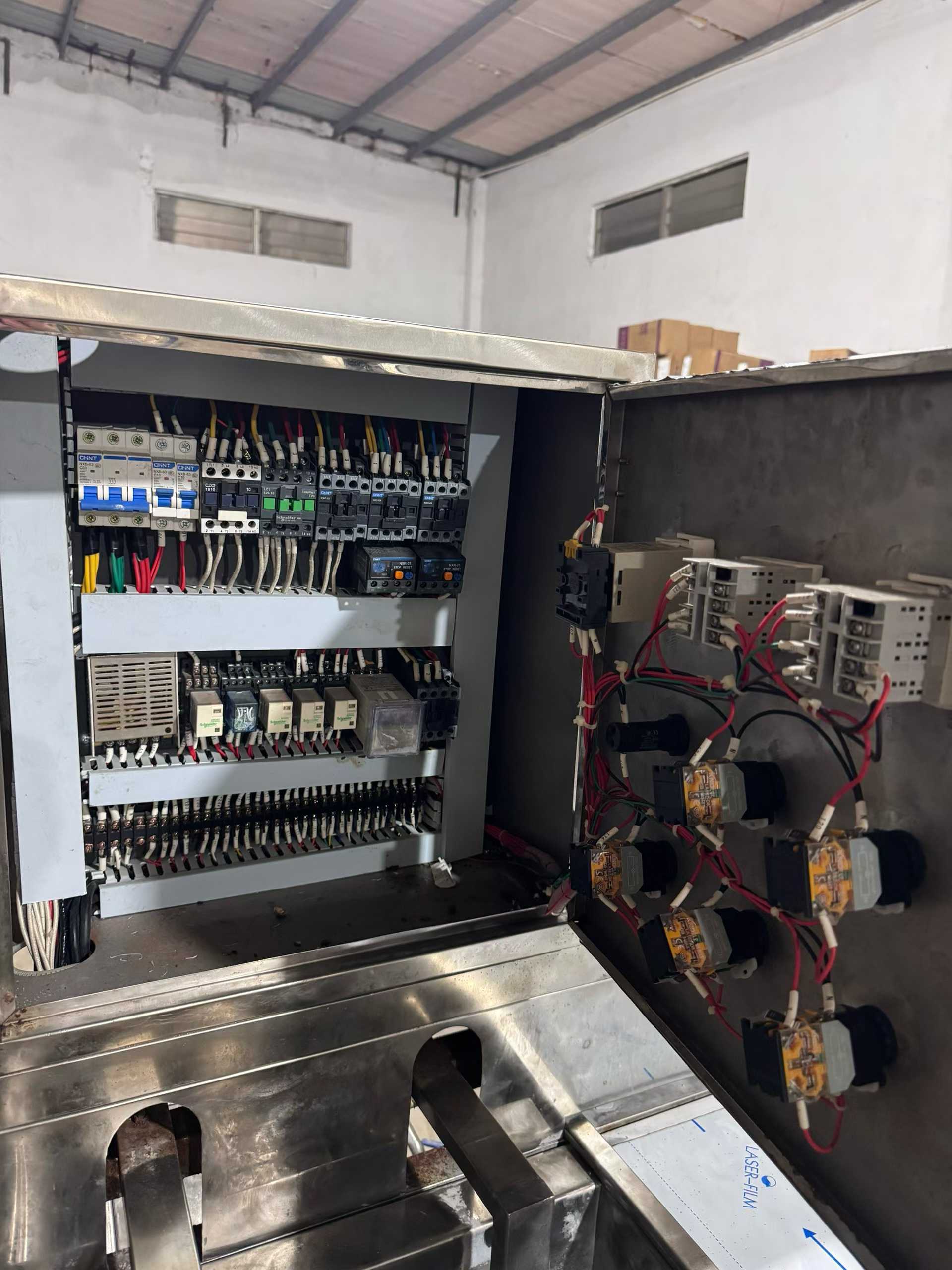 A five-tray parallel washing machine with recirculating water function, featuring dual racks, one tray for liquid storage, two trays for spraying, three and four trays for cleaning, and a fifth tray for slow pulling.