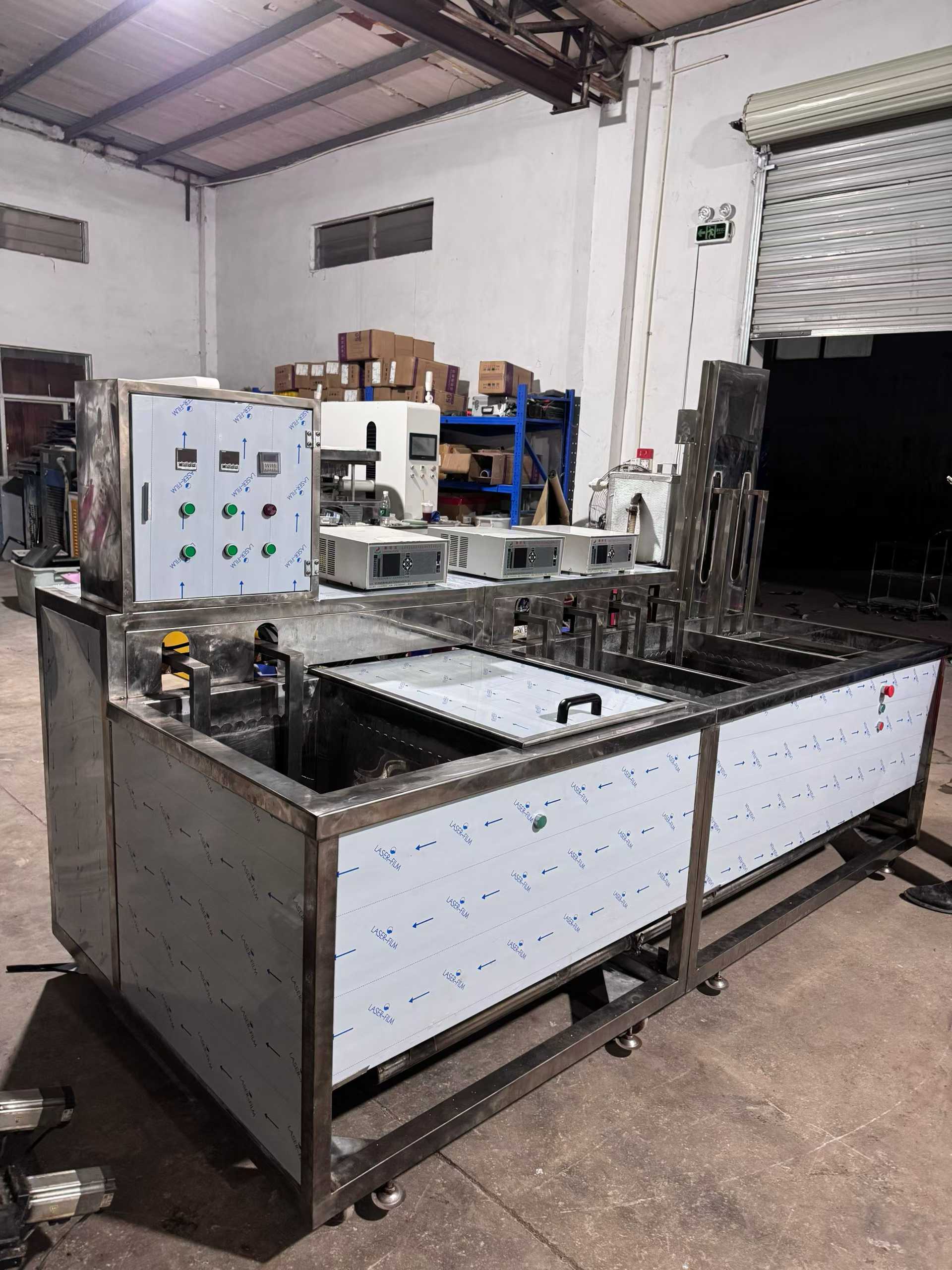 A five-tray parallel washing machine with recirculating water function, featuring dual racks, one tray for liquid storage, two trays for spraying, three and four trays for cleaning, and a fifth tray for slow pulling.