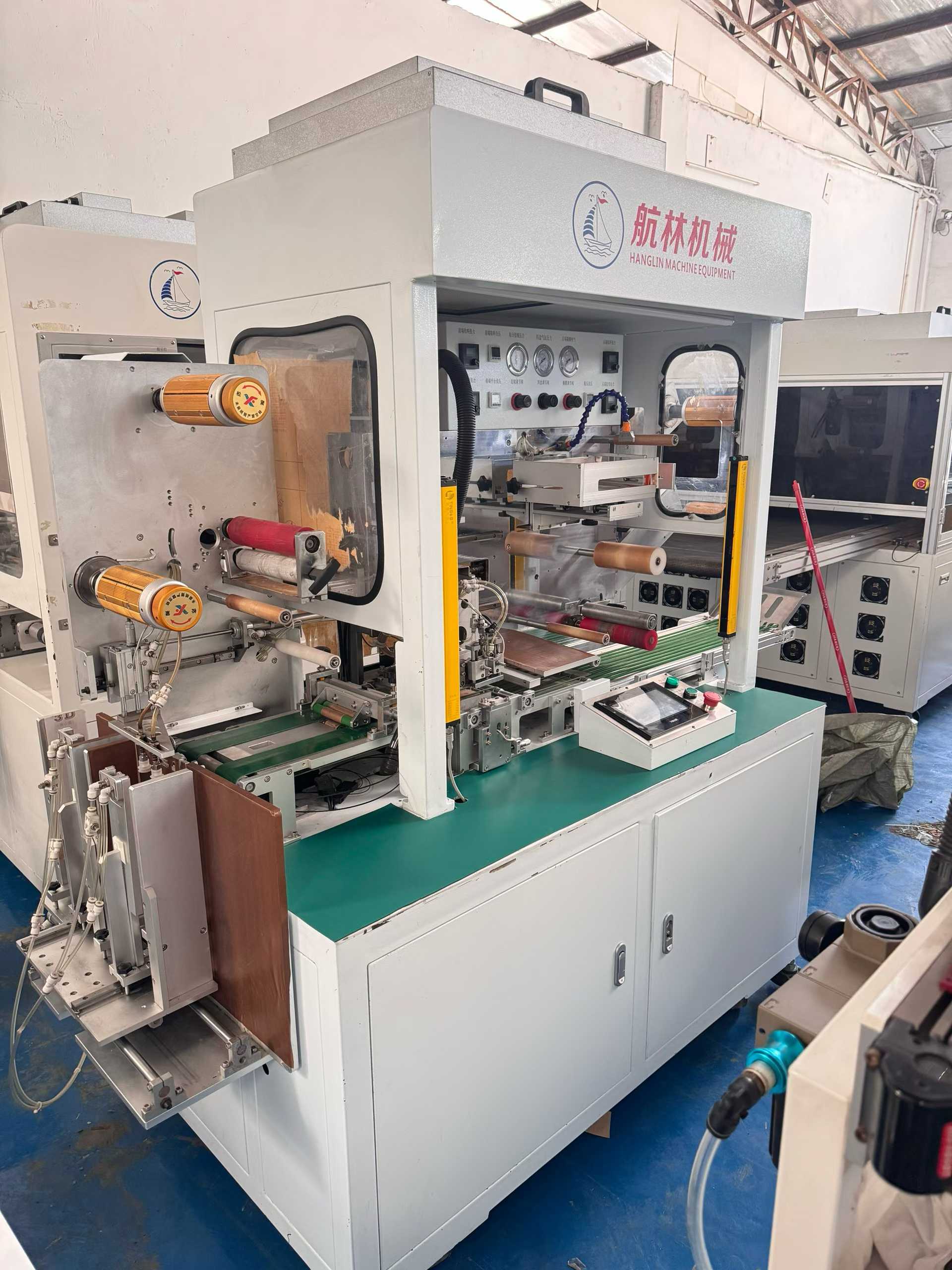 Hanglin’s new bonding machine, manufactured in 2022, for bonding panels.