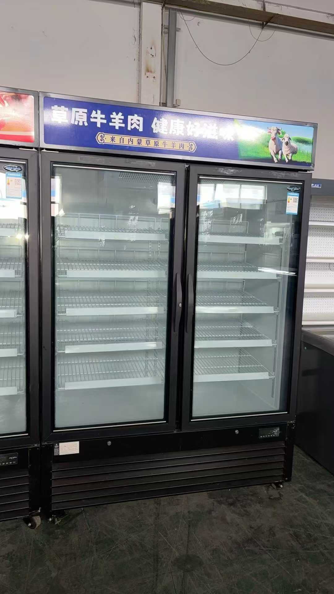 Refrigerated display case/freezer.