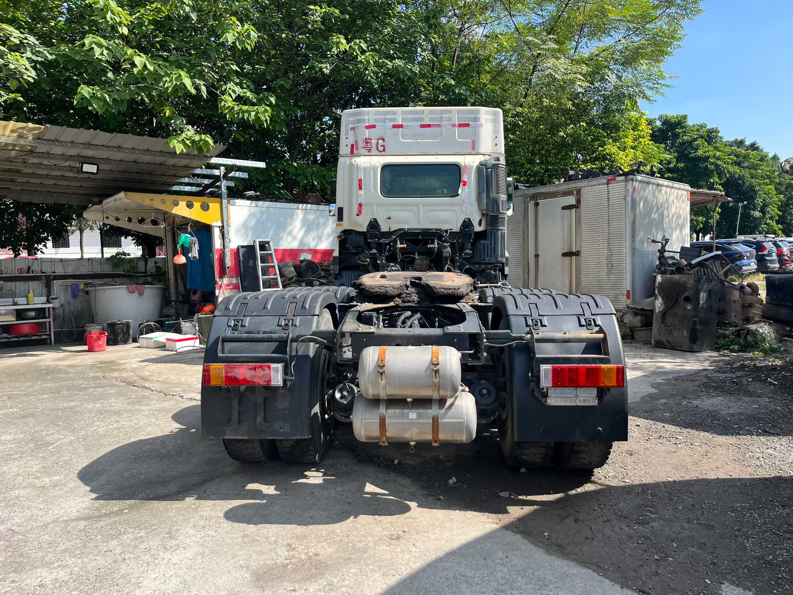 Hino 700, registered in April 2021. 420 horsepower. ZF16 transmission.