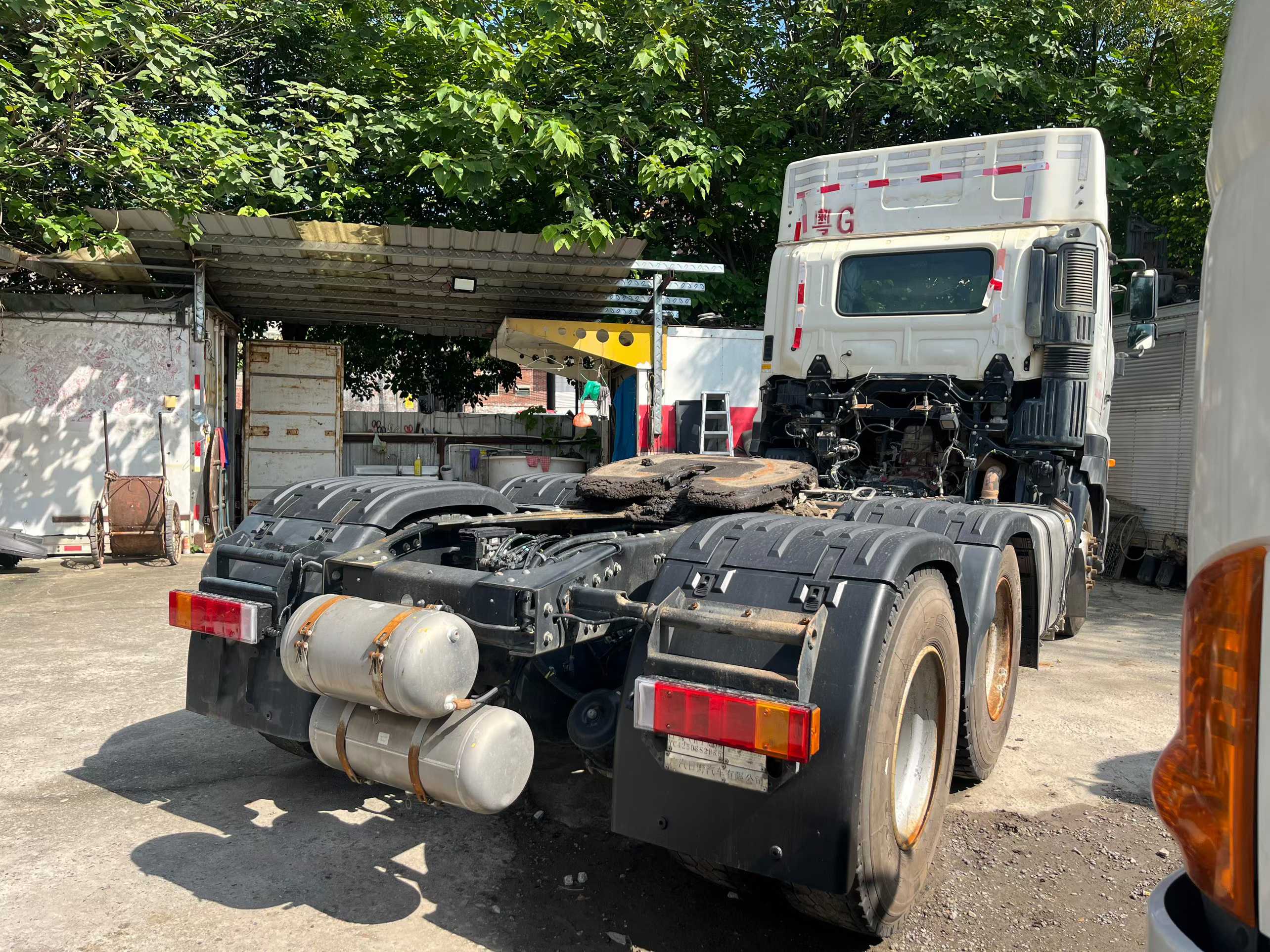 Hino 700, registered in April 2021. 420 horsepower. ZF16 transmission.