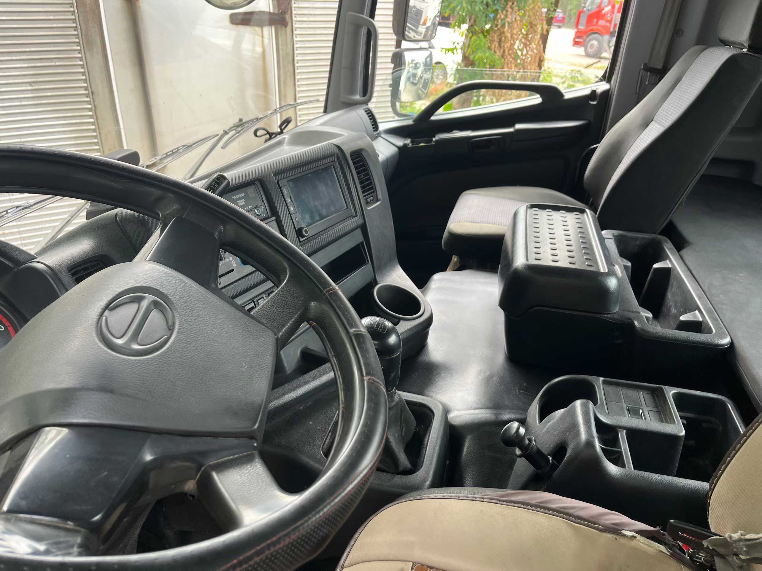 Hino 700, registered in April 2021. 420 horsepower. ZF16 transmission.