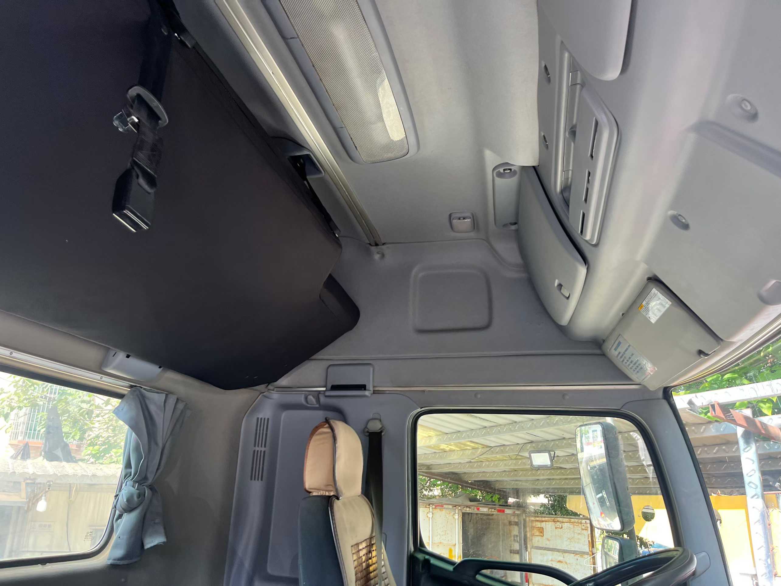 Hino 700, registered in April 2021. 420 horsepower. ZF16 transmission.