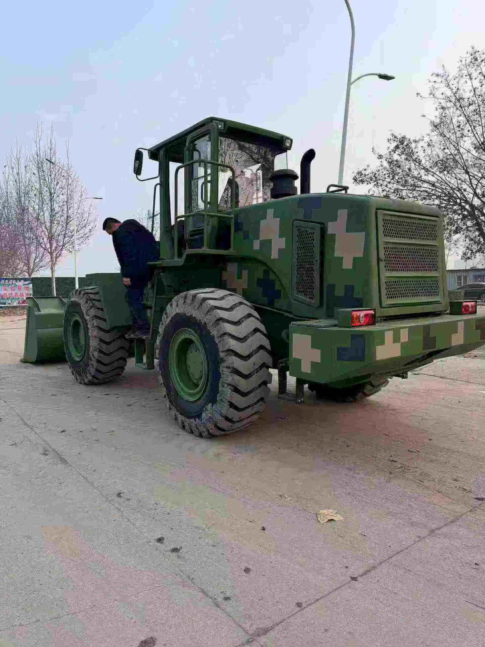 LiuGong 50 loader, extended arm, Weichai engine, has worked for several hundred hours.