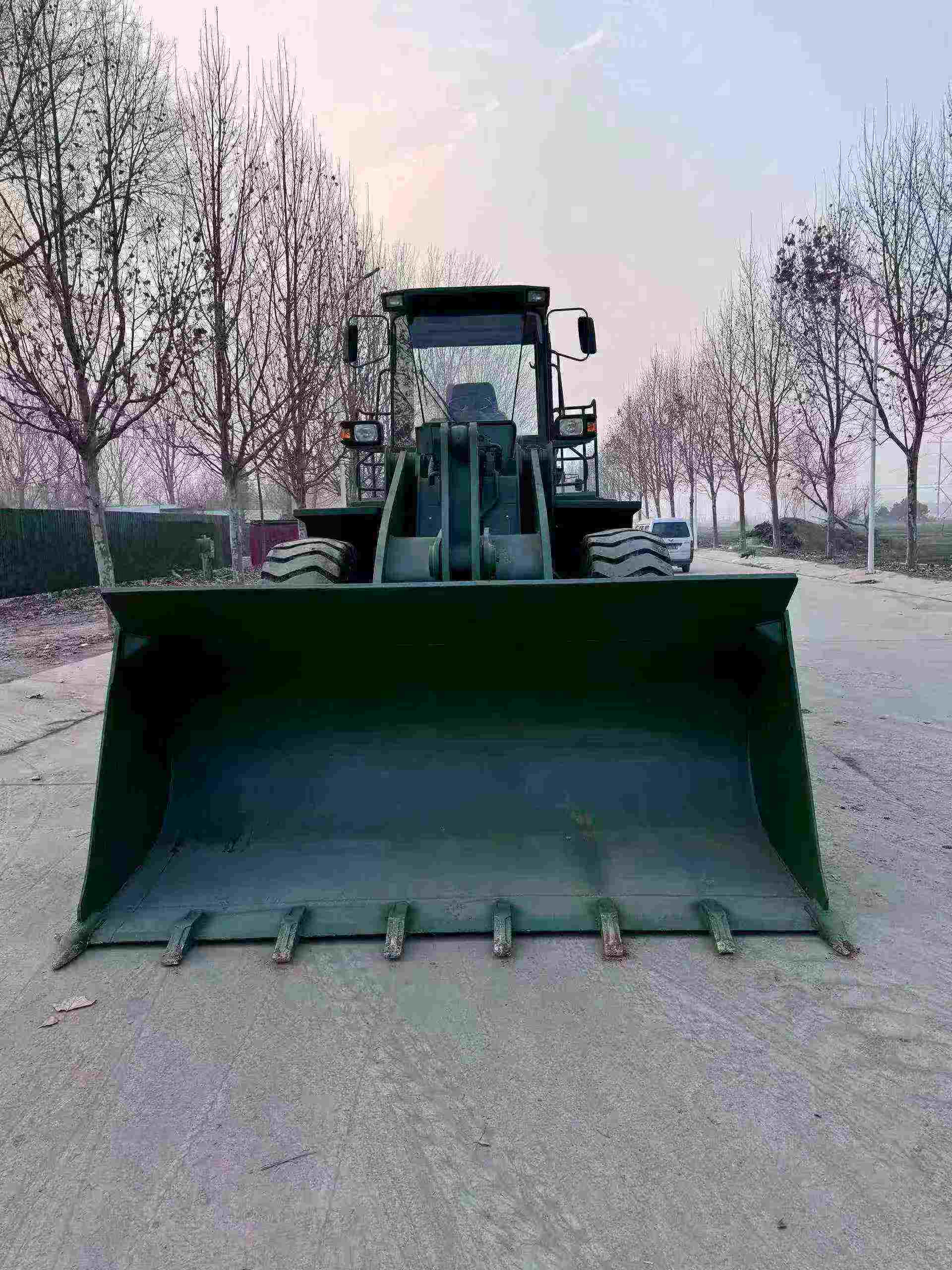 LiuGong 50 loader, extended arm, Weichai engine, has worked for several hundred hours.