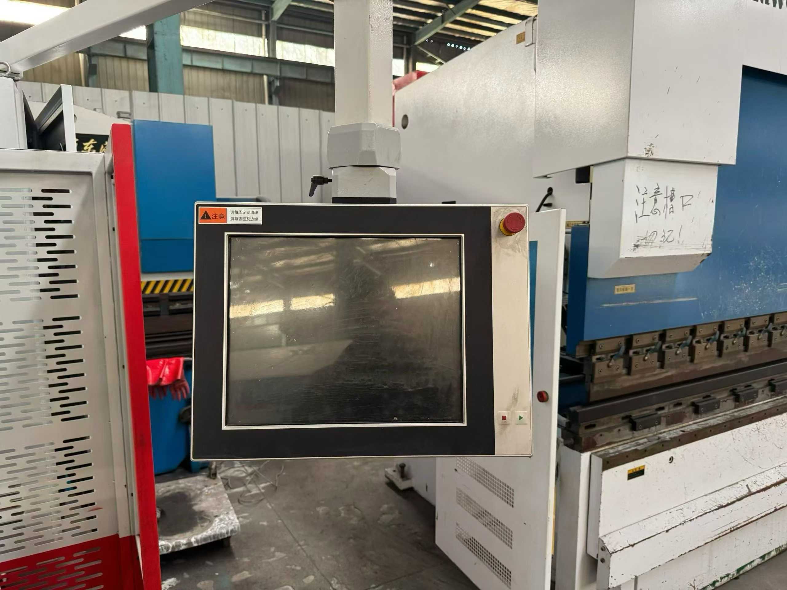 320/4100 electro-hydraulic bending machine. Hydraulic compensation, genuine original equipment, operational for 600 hours!