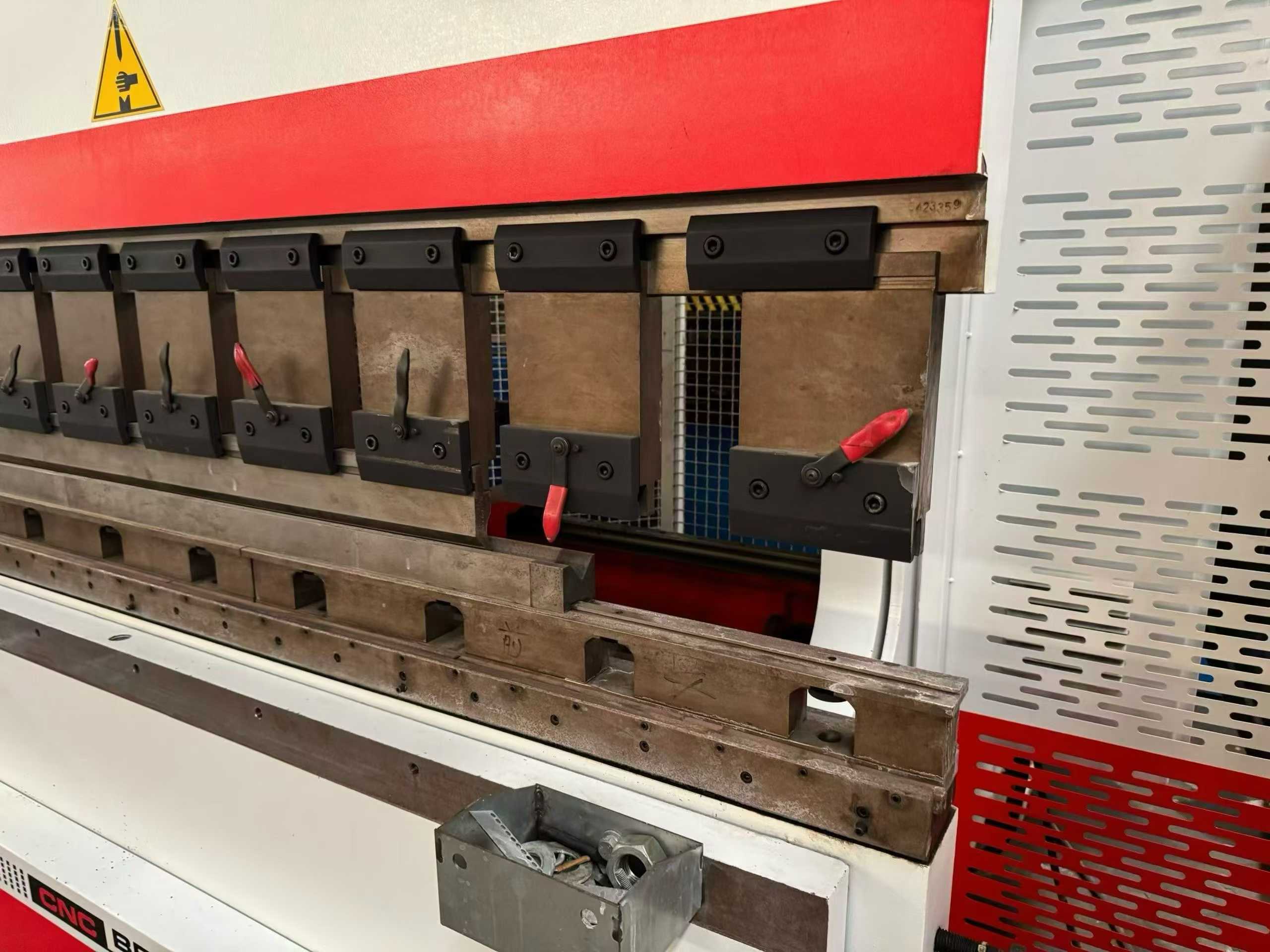 320/4100 electro-hydraulic bending machine. Hydraulic compensation, genuine original equipment, operational for 600 hours!