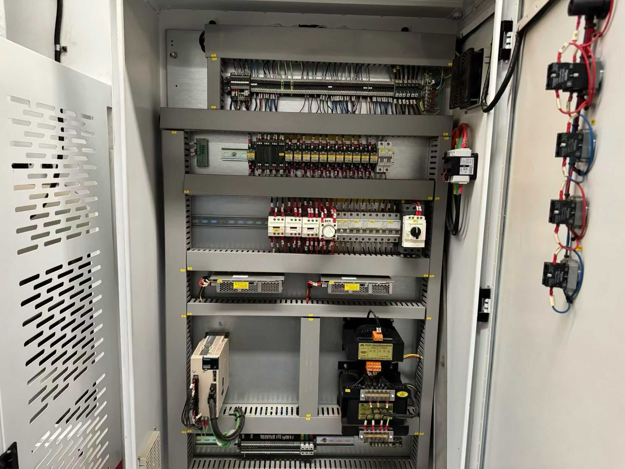 320/4100 electro-hydraulic bending machine. Hydraulic compensation, genuine original equipment, operational for 600 hours!