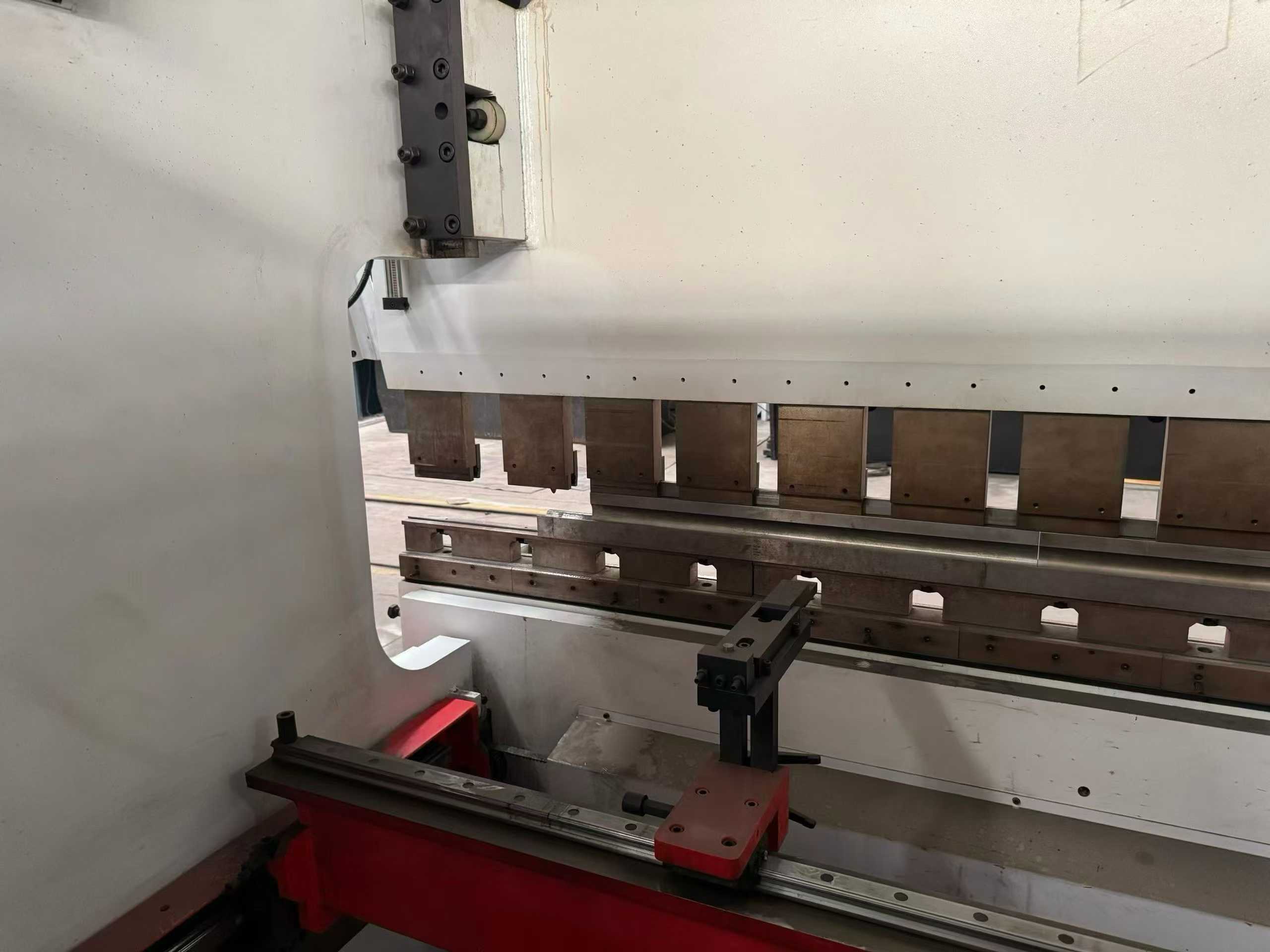 320/4100 electro-hydraulic bending machine. Hydraulic compensation, genuine original equipment, operational for 600 hours!