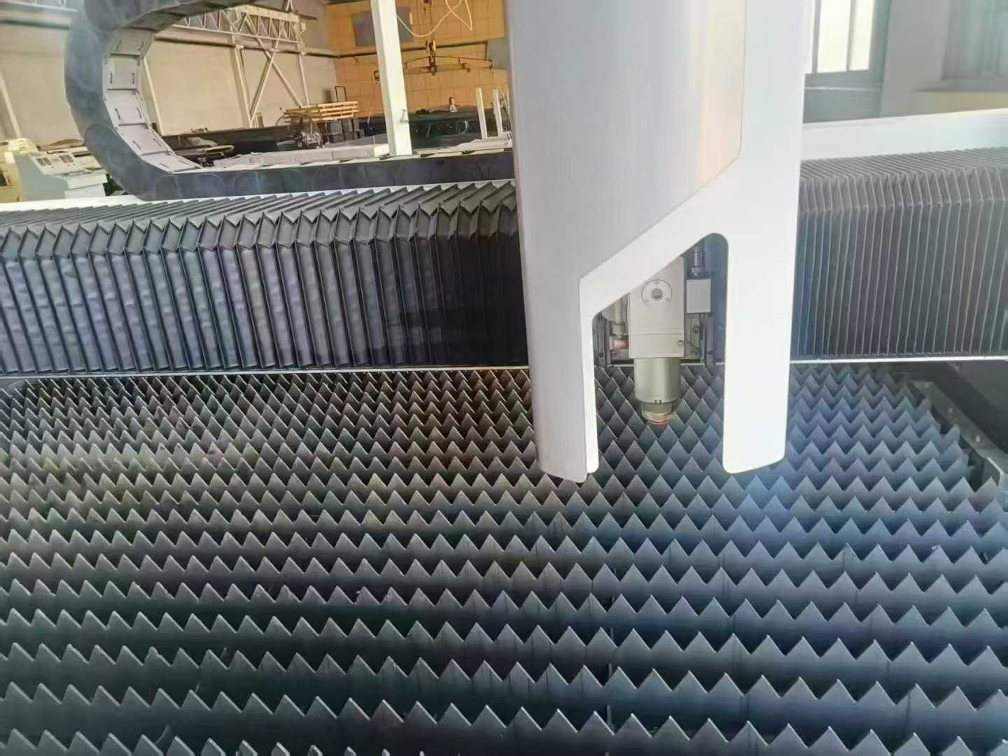 New machine delivered in 2025, fully tested but never used. Bond 6000W 4020 single-surface exchange table.